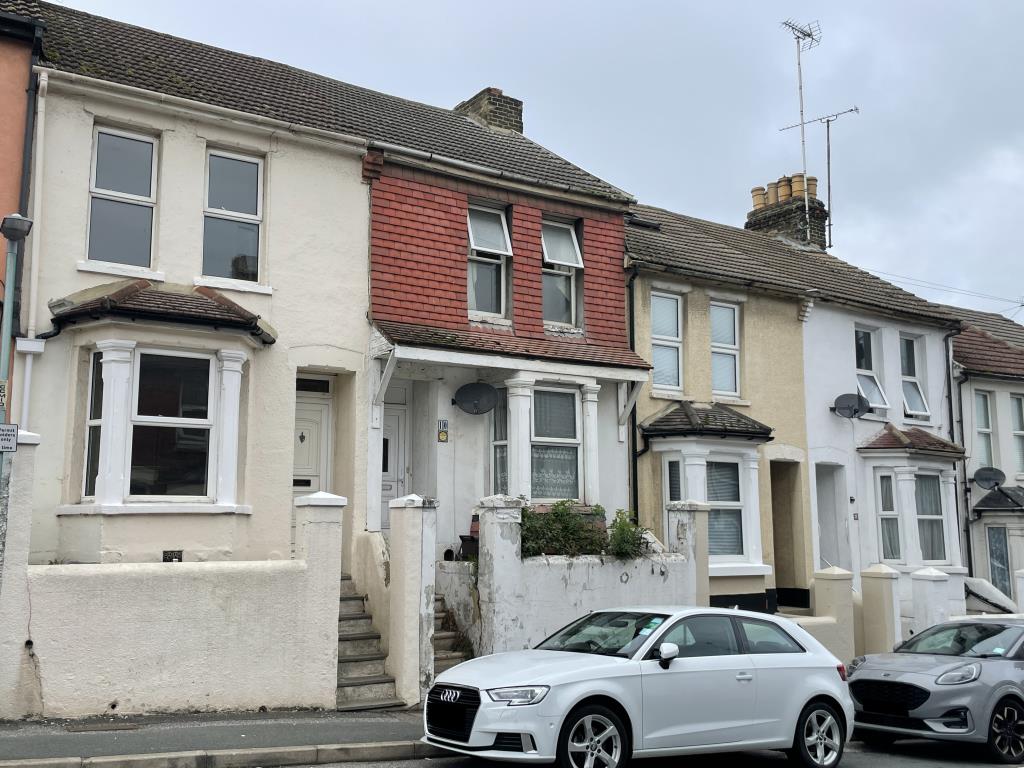 Lot: 34 - HOUSE IN NEED OF REFURBISHMENT -